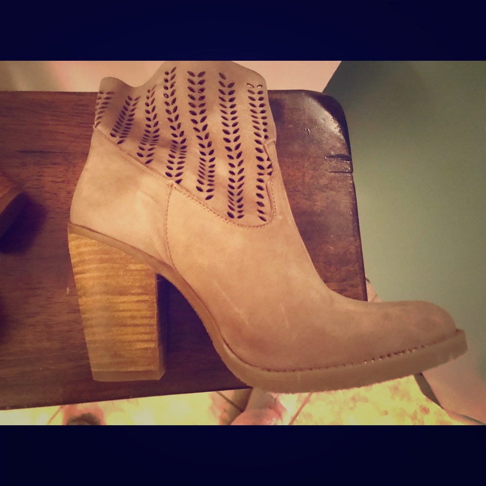 Anthrolpologie Musse & Cloud Suede Booties 7.5.